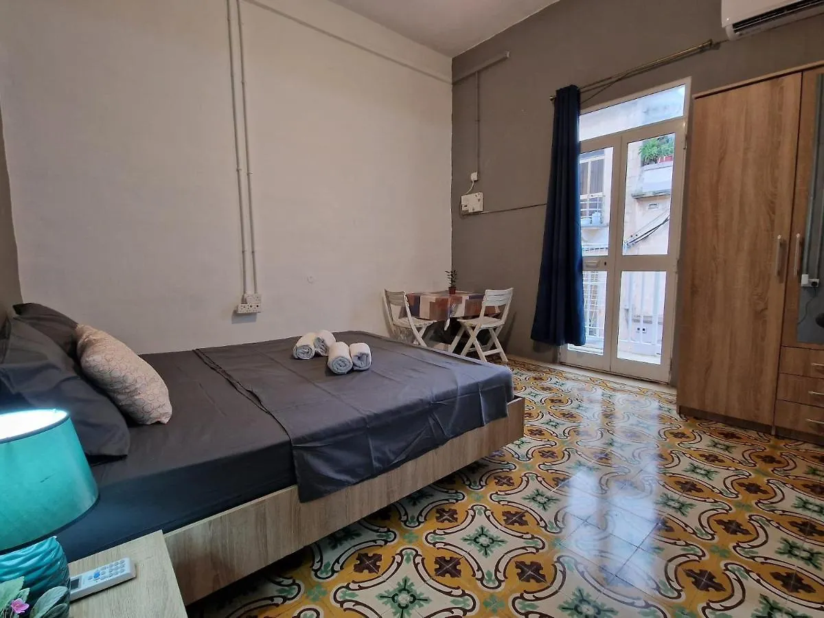 Central Properties - Spacious & Modern Studio Apartment In Gzira With Roof Terrace And Private Balcony